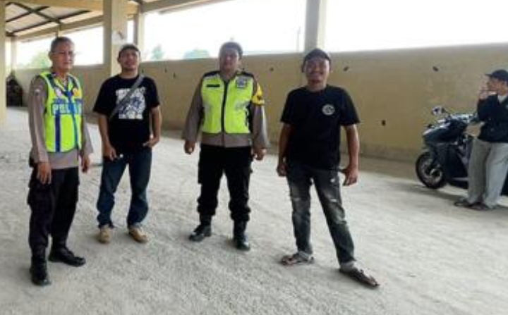 Personil Polsek Telukjambe Barat Sapa Warga Ingatkan Waspada TPPO