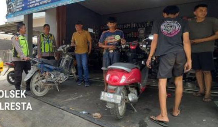 Personil Polsek Telukjambe Barat Patroli Siang Sambangi Warga Wanakerta