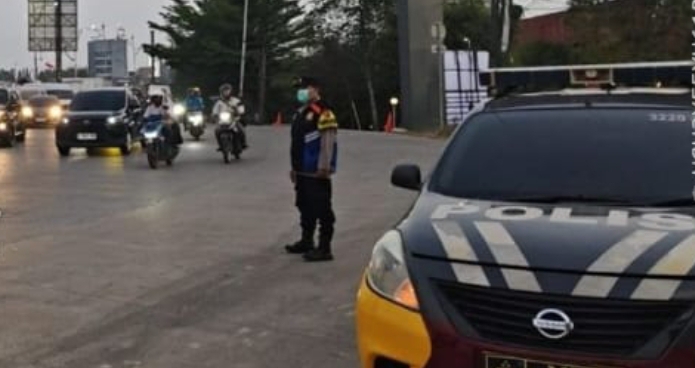Personel Patroli QR 3220 B Polsek Telukjambe Barat Lakukan Patroli Sapa Warga di Bunderan Novotel
