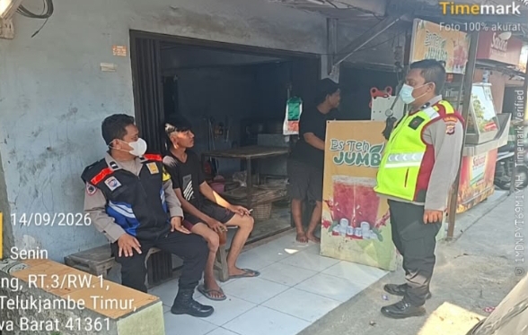Patroli Kamtibmas, Personil Polsek Telukjambe Barat Sapa Warga Dusun Calung