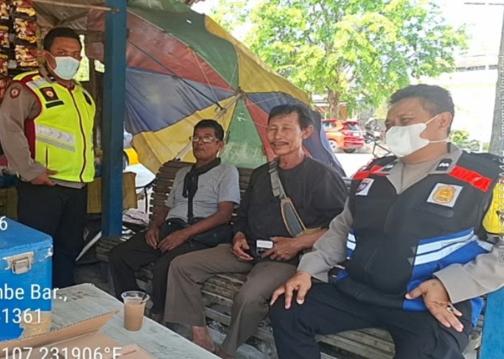 Personil Patroli QR 3220 B Polsek Telukjambe Barat Patroli Siang Sambangi Warga Wanasari