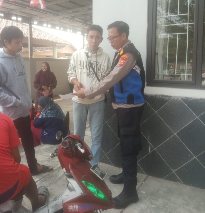Bhabinkamtibmas Polsek Jatisari Laksanakan Patroli Sapa Warga Di Desa Jatiragas