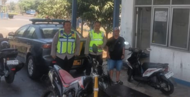 Pastikan Jembatan Timbangan Balonggandu Kondusif, Personil Polsek Jatisari Gelar Patroli Sapa Warga