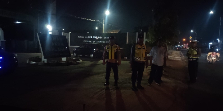 Personil Gabungan Piket Fungsi Polsek Klari Lakukan Patroli KRYD di Depan TMP Pancawati