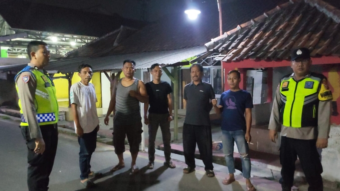 Polisi Polsek Klari Patroli Malam, Sapa Warga Saat Ronda Malam di Desa Kiarapayung ‎