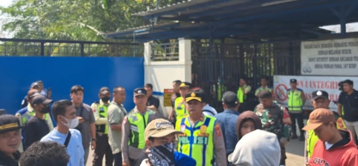 Kapolsek Klari Amankan Aksi Damai Karang Taruna Rintana Desa Cimahi ke PT. Sari Kresna Kimia