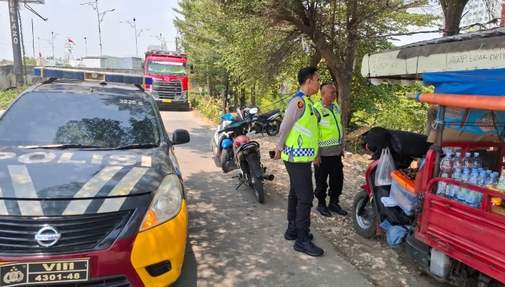 Personel Polsek Telukjambe Barat Patroli Sapa Warga di Bunderan Novotel ‎