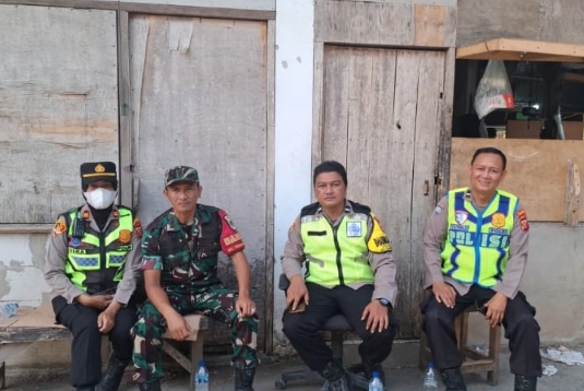 Sinergitas TNI-Polri, Kapolsek Bersama Personel Polsek Telukjambe Barat Bahas Kamtibmas Bareng Babinsa di Desa Wanasari