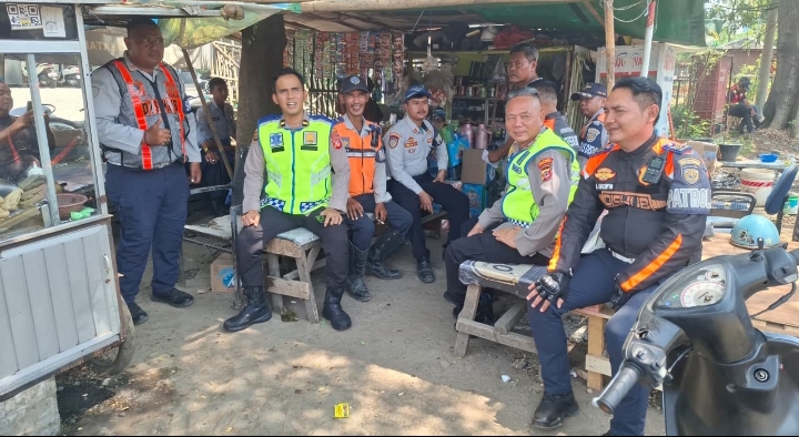 Personel Polsek Telukjambe Barat Kolaborasi Bareng Dishub, Bahas Arus Lalin di Margakaya Aman dan Lancar