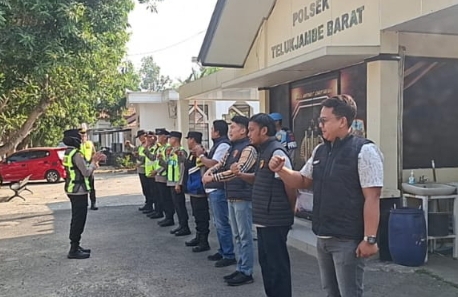 Kapolsek Telukjambe Barat Pimpin Apel Rutin Pagi, Dilanjutkan Anev