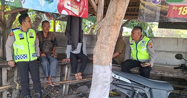 Giat Sambang, Personil Patroli Polsek Telukjambe Barat Sebar Himbauan Kamtibmas Kepada Warga Di Pangkalan Ojeg