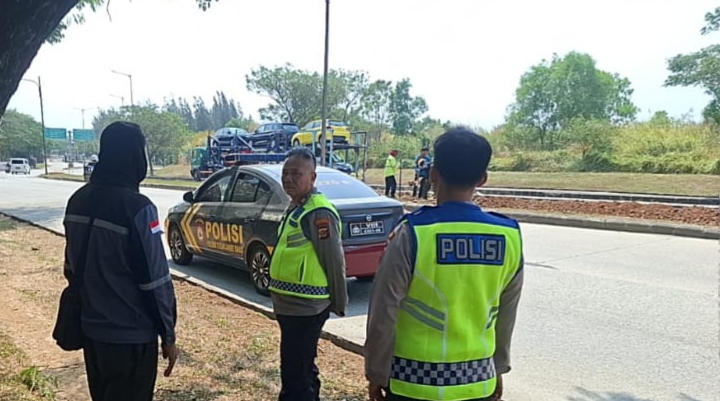 Personil QR 3220 B Polsek Telukjambe Barat Patroli Sapa Warga Badami ‎