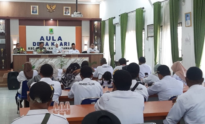 Personil Polsek Klari Hadiri Rapat Minggon di Desa Klari