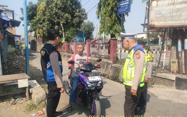 Personil Polsek Klari Berikan Teguran Serta Imbauan Secara humanis Ke Pengendara Pengguna Knalpot Brong