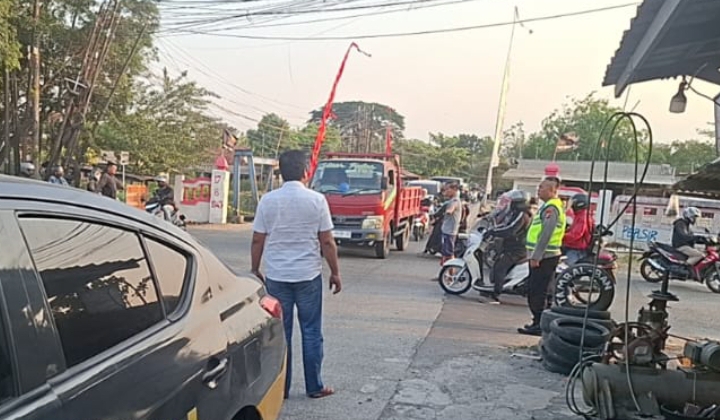 Personel Polsek Telukjambe Barat Laksanakan Patroli Sapa Pagi dan Monitoring Arus Lalu Lintas di Perempatan Kobak Biru