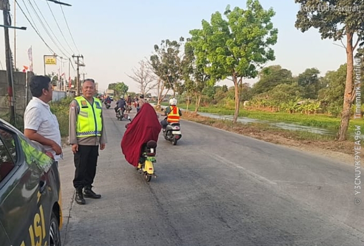 Personel QR 3220 B Polsek Telukjambe Barat Lakukan Patroli Sapa Warga Dusun Calung