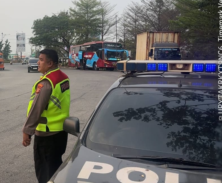 Sapa Warga, Personel Polsek Telukjambe Barat Patroli di Bunderan Novotel