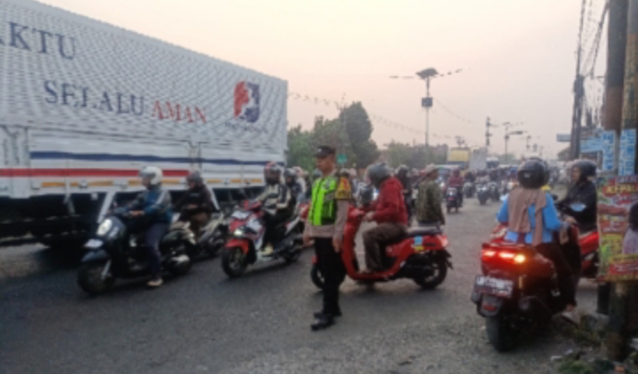 “Sapa Pagi” Polsek Klari Berikan Pelayanan Kepada Masyarakat dan Pastikan Kamseltibcar Lantas Aman dan Lancar