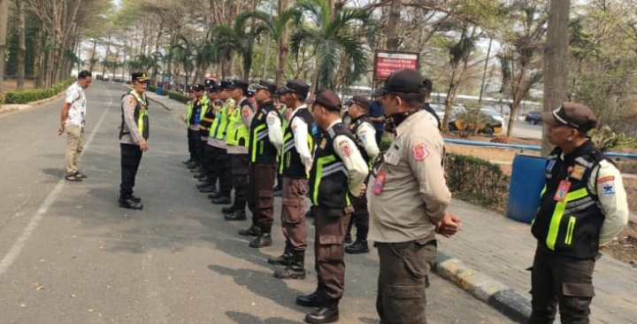 Polsek Klari Gelar Apel Pengamanan Aksi Unras Aliansi BAKAR di PT Changshin Indonesia
