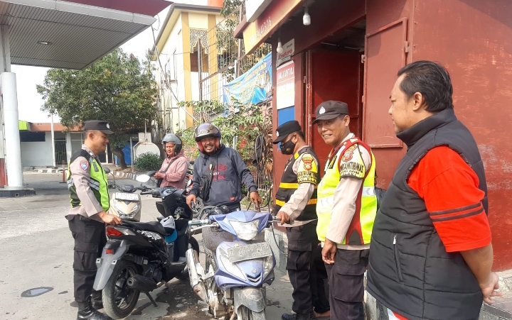 Saat Gelar Operasi, Personil Polsek Klari Teguran Secara Humanis Ke Pengendara Yang Melanggar