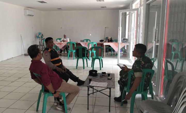Sinergitas TNI-Polri, Bhabinkamtibmas bersama Babinsa Sambang Kamtibmas Warga di Aula Kantor KDMP Desa Cibalongsari