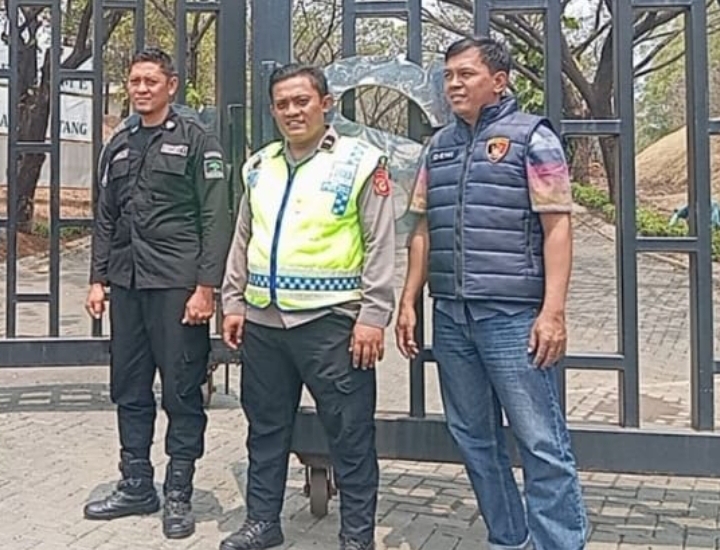 Personil Polsek Telukjambe Barat Berikan Penyuluhan Kamtibmas kepada Security Graha Sentosa