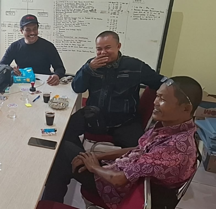 Jelang Pilkades Serentak, Personel Polsek Telukjambe Barat Sambangi Ketua Panitia 11