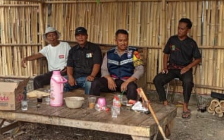 Bhabinkamtibmas Desa Balonggandu Patroli Sapa Warga, Ajak Warga Jaga Kamtibmas ‎