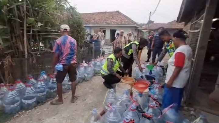 Polsek Telukjambe Barat Melaksanakan Pendistribusian Bantuan Air Bersih untuk Warga