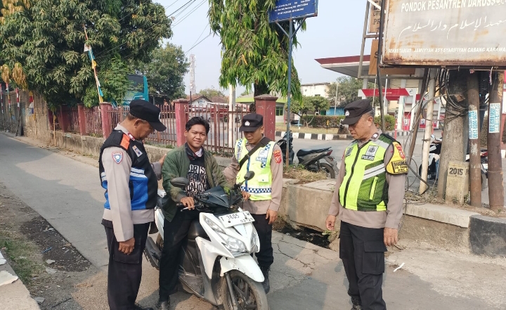 Personil Polsek Klari Teguran Secara Humanis Ke Pengendara Yang Melanggar