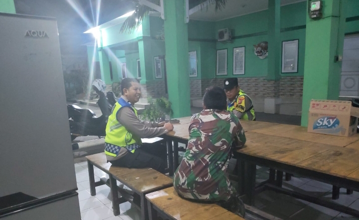 Sinergitas TNI dan Polri, Personil Polsek Klari Bangun Silaturahmi Kamtibmas Bersama Anggota Koramil