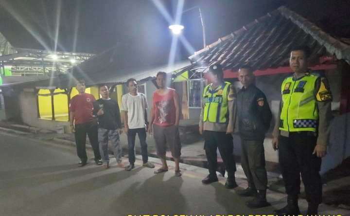 Dua Polisi Klari Patroli Malam, Sapa Warga Saat Ronda Malam 