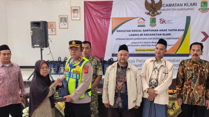 Kapolsek Klari Hadiri Kegiatan PT Mitra Bisnis Keluarga Ventura dalam Rangka Santunan Anak Yatim dan Lansia di Aula Kecamatan Klari