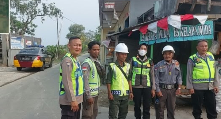 Kapolsek Telukjambe Barat Bersama Anggota Patroli Sapa Warga Desa Parungsari, Wujudkan Kamtibmas Kondusif