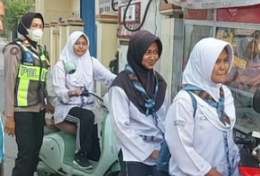Kapolsek Telukjambe Barat Berikan Teguran Humanis kepada Pelajar yang Tidak Menggunakan Helm ‎