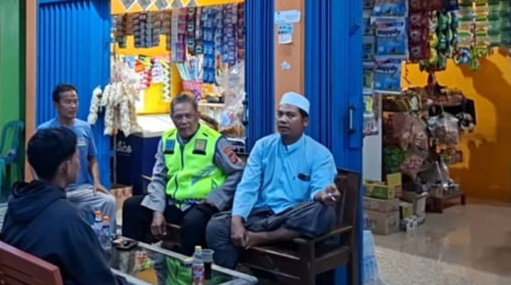 Patroli Polsek Telukjambe Barat Sapa Warga Badami, Perkuat Kamtibmas ‎