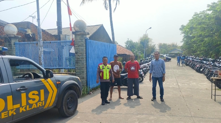 Patroli KRYD Siang, Personil Polsek Klari Sapa Warga Sebar Himbauan Kamtibmas Ke Warga Kalihurip