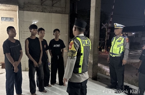 Piket Pawas Bersama Personel Patroli Polsek Klari Sambangi Remaja, Berikan Teguran Humanis