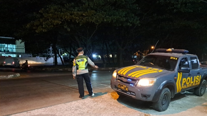 Polsek Klari Lakukan Patroli Malam di Bunderan Masari