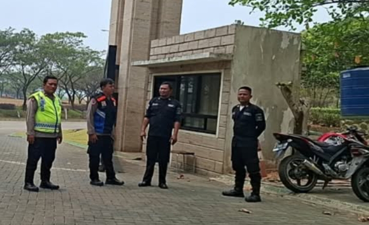 Personil Polsek Telukjambe Barat Sambang Kamtibmas ke Security Graha Sentosa