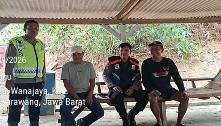Personil Polsek Telukjambe Barat Patroli Kamtibmas Sapa Warga Kaligandu‎