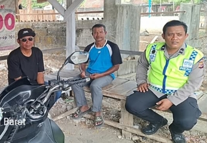 Patroli Dialogis Polsek Telukjambe Barat Sambangi Warga Dusun Kaligandu ‎