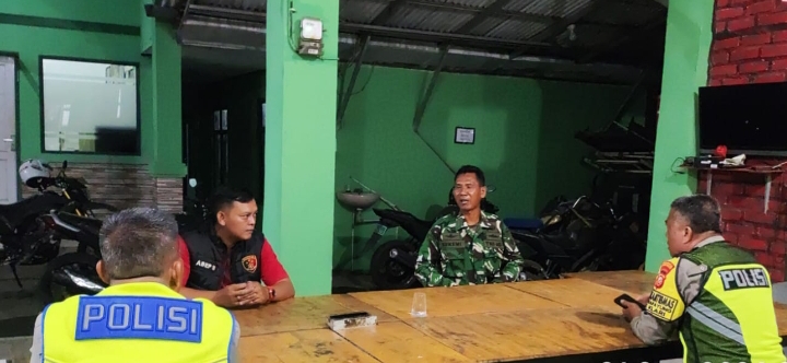 Sinergitas TNI-POLRI, Personil Polsek Klari bersama Anggota Koramil Komunikasi Kamtibmas Pastikan Wilayah Binaan Kondusif