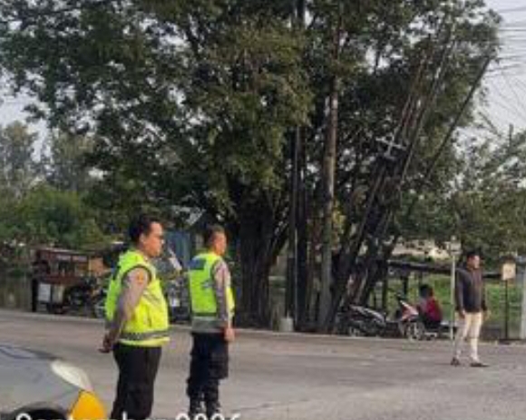 Personil Polsek Telukjambe Barat Lakukan Patroli Perintis di Jalan Kobak Biru ‎