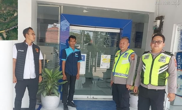 Pastikan Perbankan Kondusif, Personil Polsek Telukjambe Barat Patroli Bank BRI