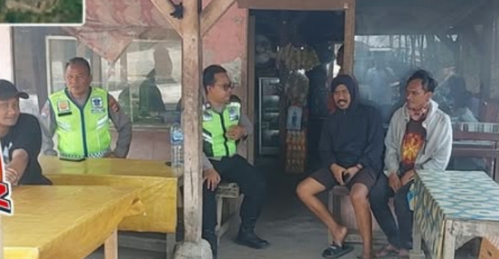 Sapa Warga, Personil Polsek Telukjambe Barat Patroli Sambang Warga Karadak ‎