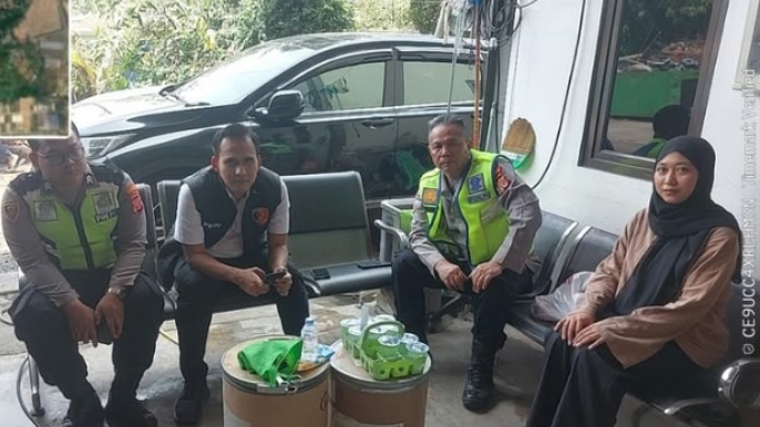 Perkuat Kamtibmas, Personil Polsek Telukjambe Barat Patroli Humanis Sapa Warga