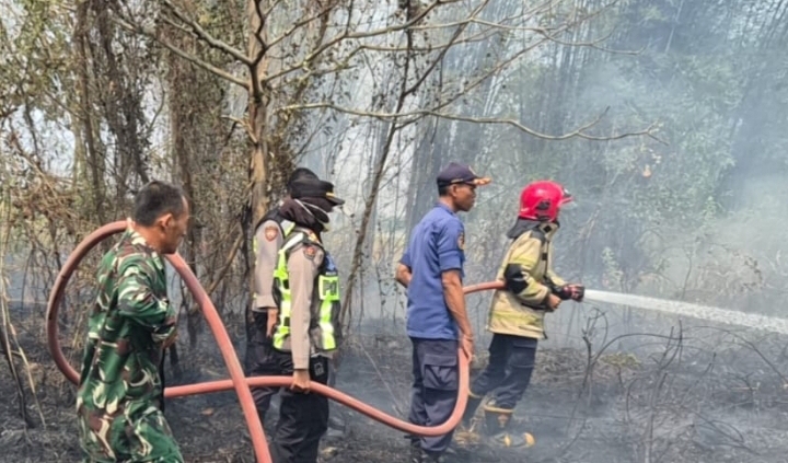 Kebakaran Lahan Kosong, Sigap…!!! Kapolsek Telukjambe Barat Bantu Pemadaman Api bersama Tim Damkar