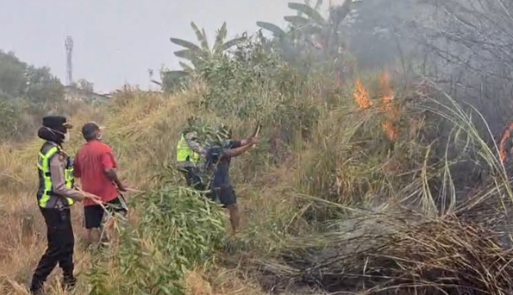 Kebakaran Lahan Kosong di Kp Calung, Kapolsek Telukjambe Barat Bersama Anggota Padamkan Api Sebelum Damkar Tiba