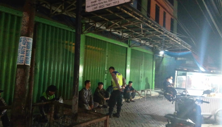 Patroli Sapa Warga Polsek Klari Sambang Warga Walahar